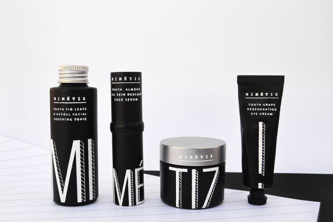 Embalagens de cosméticos totalmente pretas que têm como arte fontes de vários tamanhos e estilos