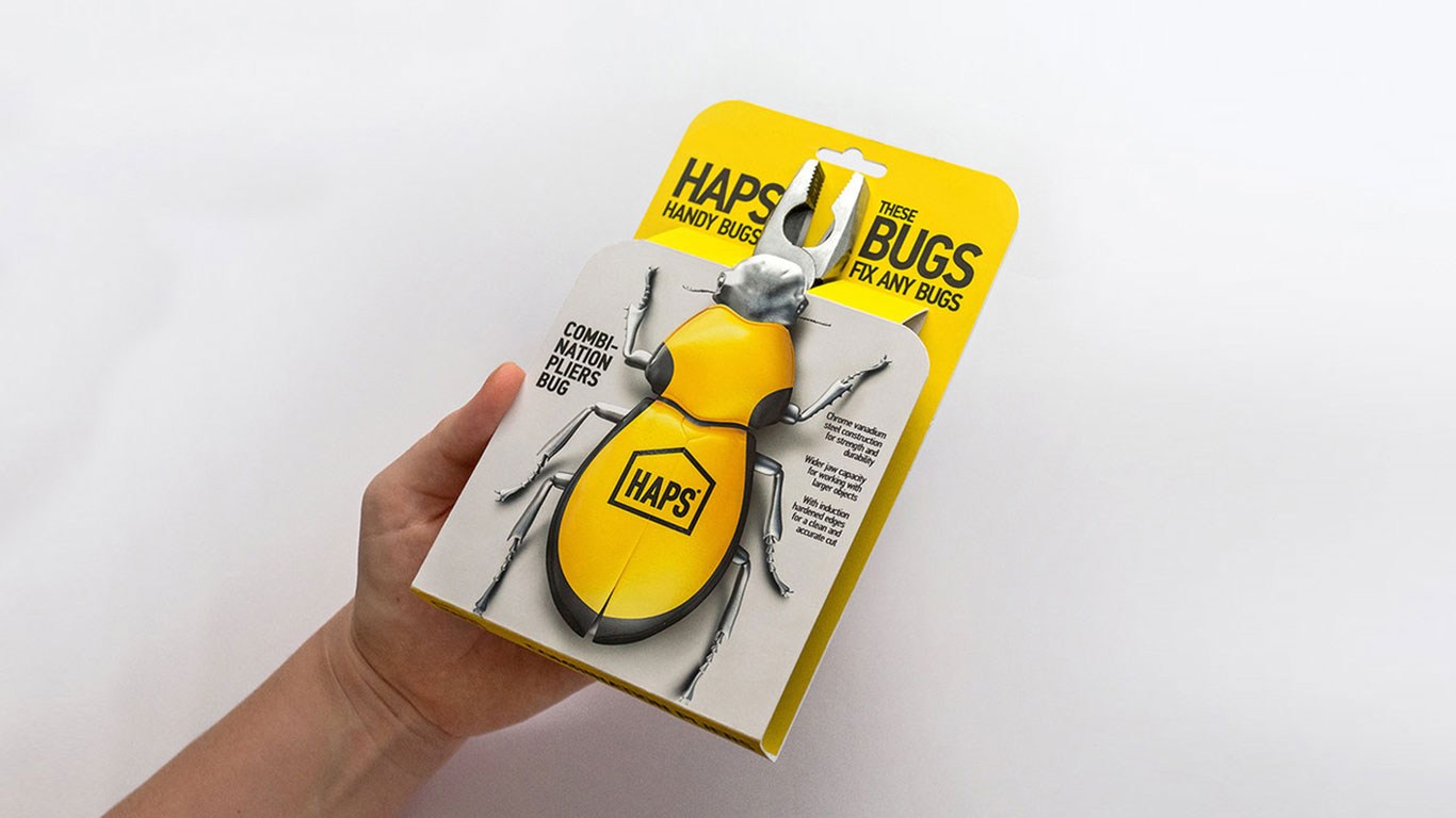 Pessoa segurando embalagem do HAPS BUGS, na qual uma arte faz o alicate parecer um besouro