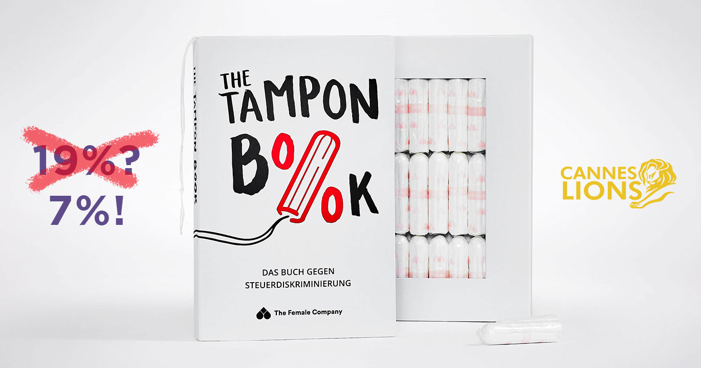 Capa do Tampon Book sendo aberta revela diversos absorventes internos no miolo do livro.