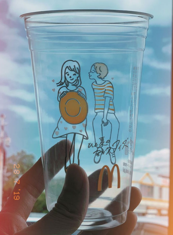 Garoto fica excitado ao beijar menina no copo do McDonald's