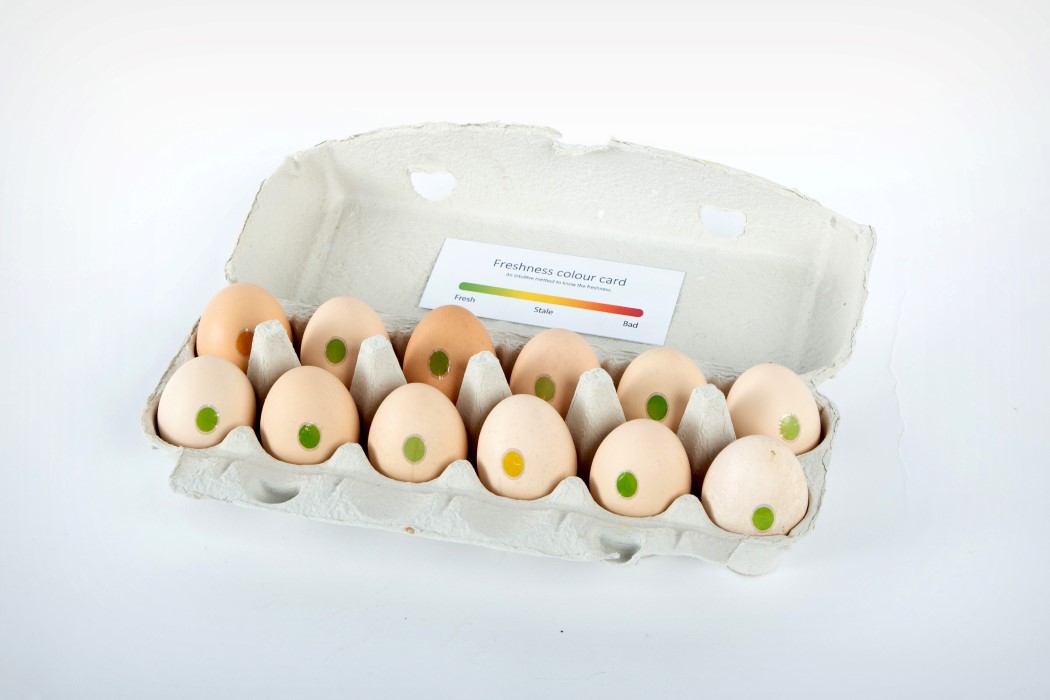 Caixa de ovos com pequenos adesivos que mudam de cor de acordo com a validade do povo