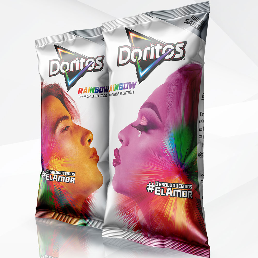 Dois pacotes de Doritos Rainbow lado a lado, com a personagem lgbt de um pacote mandando beijo para a personagem da outra
