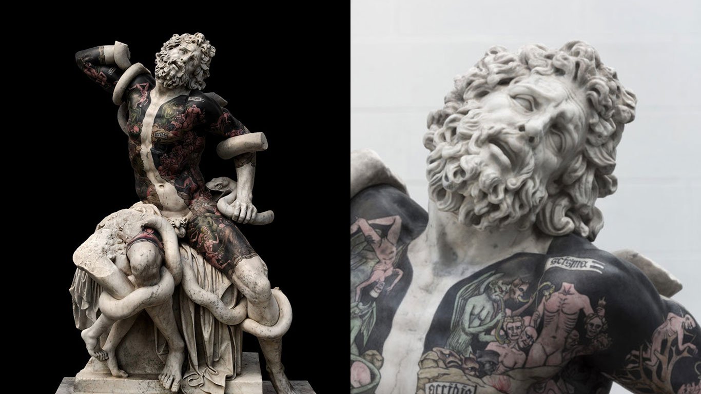 Imagem dividido ao meio, à esquerda com a escultura de Laocoonte mostrando seu corpo inteiro tatuado, enquanto à direita a mesma imagem em close-up