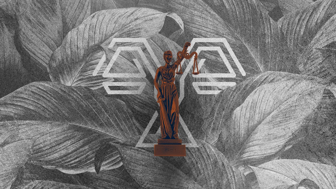 Fundo coberto de folhas cinzas, sobreposto pelo logo da GSA que remete à balança da justiça, também sobreposta pela própria semi-deusa da justiça