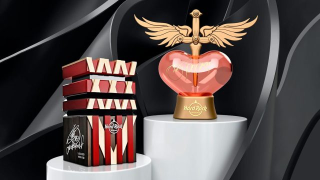 Caixa do perfume 35xxxv e do frasco em forma de coração do Bon Jovi