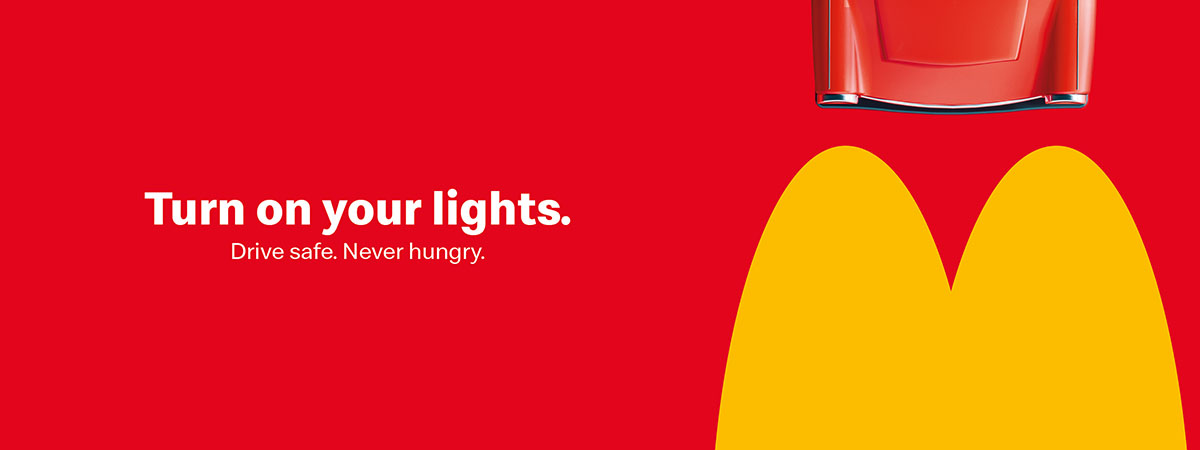 M do McDonald's simulando luzes de farol, com a frase "turn on your lights".